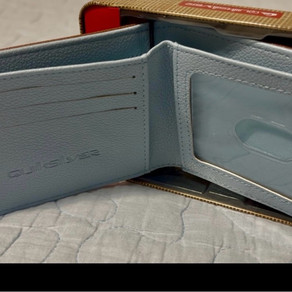 Men’s Quicksilver bi-fold wallet w/metal storage tin, brown/blue, NWT. - Picture 8 of 10
